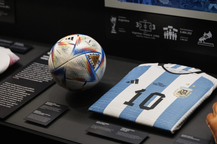 Fotografía que muestra la exposición 'Legacies of Champions' en el Rockefeller Center de Nueva York este lunes, en Nueva York (Estados Unidos). EFE/ Alfonso Lozano
