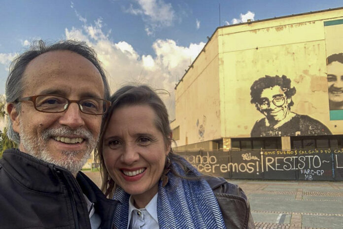 MADRID, 28/06/2026.-El ilustrador Alfredo Garzón (i) posa junto a la dramaturga Verónica Ochoa. Garzón es autor de la novela gráfica 'Yo quiero no morir', junto a la dramaturga Verónica Ochoa. Una reedición en España, a cargo de Astiberri, del cómic 'Garzón, el duelo imposible', publicado en Colombia en 2024, justo un año antes de que Colombia reconociese la implicación del Estado en el asesinato del periodista y humorista Jaime Garzón. EFE/ Alfredo Garzón y Verónica Ochoa SOLO USO EDITORIAL/SOLO DISPONIBLE PARA ILUSTRAR LA NOTICIA QUE ACOMPAÑA (CRÉDITO OBLIGATORIO)
