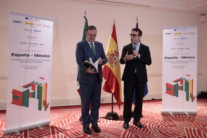 El vicepresidente primero del Gobierno español, Carlos Cuerpo (d), habla junto al secretario de Economía de México, Marcelo Ebrad, durante el encuentro empresarial 'Tecnología y competitividad como motores de transformación sostenible' este martes, en Ciudad de México (México). EFE/ José Méndez

