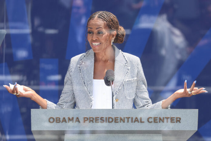 La exprimera dama de Estados Unidos Michelle Obama, habla durante la inauguración del Centro Presidencial Obama este jueves, en Chicago (EE.UU.). EFE/ Octavio Guzmán
