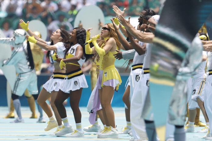 La cantante colombiana Shakira (i) y el nigeriano Burna Boy se presentan en la inauguración del Mundial de la FIFA 2026 este jueves, en el estadio Ciudad de México (México). EFE/ Sashenka Gutiérrez
