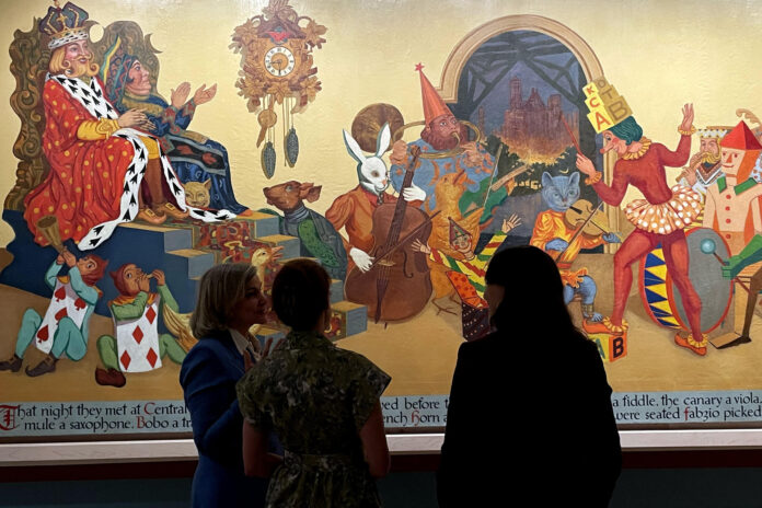 Personas observan obras del artista Abram Champanier en la exposición 'Another Wonderland' (Otro País de las Maravillas) este martes, en el Museo de la Ciudad de Nueva York (Estados Unidos). EFE/ Alicia Sánchez
