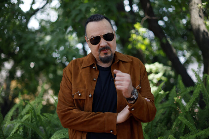 El cantautor mexicano Pepe Aguilar posa durante una entrevista con EFE este miércoles, en Ciudad de México (México). EFE/Sáshenka Gutiérrez
