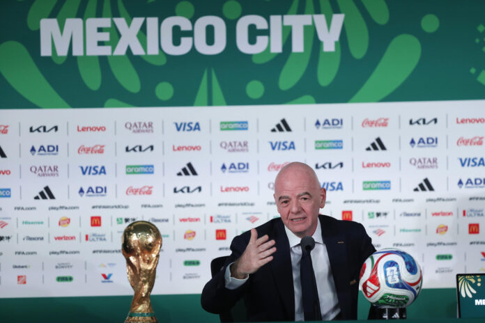 El presidente de la FIFA, Gianni Infantino, habla durante una rueda de prensa este miércoles, en Ciudad de México (México). EFE/ Isaac Esquivel
