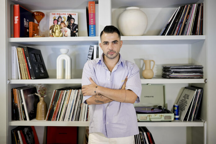 El artista colombiano Juan Palau, quien interpreta a Drama Key en 'La Reina del Flow', asegura en una entrevista con EFE en Madrid que la serie sigue un sendero que abrieron fenómenos como 'RBD' (de 'Rebelde'), 'Rebelde Way' o 'Chica Vampiro' y es el de llevar a los escenarios mundiales su banda sonora, lo que es un 