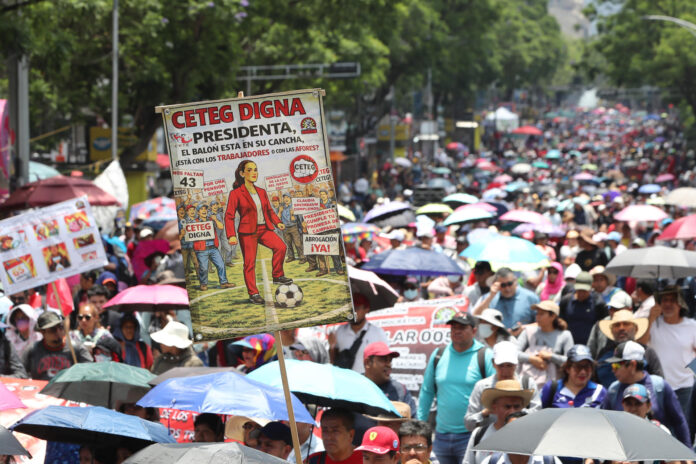 Integrantes de la Coordinadora Nacional de Trabajadores de la Educación (CNTE) participan en una manifestación este lunes, en Ciudad de México (México). EFE/ Mario Guzmán
