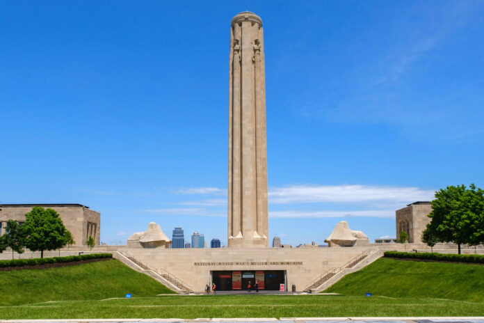 Fotografía cedida por Far Chinderdiev que muestra la entrada del Museo Nacional de la I Guerra Mundial ubicado en Kansas City, Misuri (EE.UU.). EFE/ Far Chinderdiev /SOLO USO EDITORIAL/ NO VENTAS/ SOLO DISPONIBLE PARA ILUSTRAR LA NOTICIA QUE ACOMPAÑA (CRÉDITO OBLIGATORIO)

