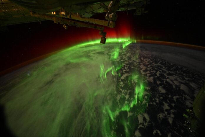 Fotografía publicada en la cuenta oficial en X @Astro_Jessica de la astronauta de la NASA Jessica Meir, que muestra una vista de una aurora austral tomada desde la nave Dragon de SpaceX en la Estación Espacial Internacional (EEI). EFE/ @Astro_Jessica /SOLO USO EDITORIAL/ NO VENTAS/ SOLO DISPONIBLE PARA ILUSTRAR LA NOTICIA QUE ACOMPAÑA (CRÉDITO OBLIGATORIO)
