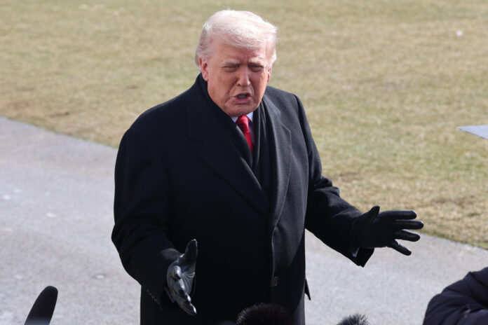 El presidente de EE.UU., Donald Trump, habla con periodistas en la Casa Blanca en Washington (Estados Unidos). EFE/ Octavio Guzmán
