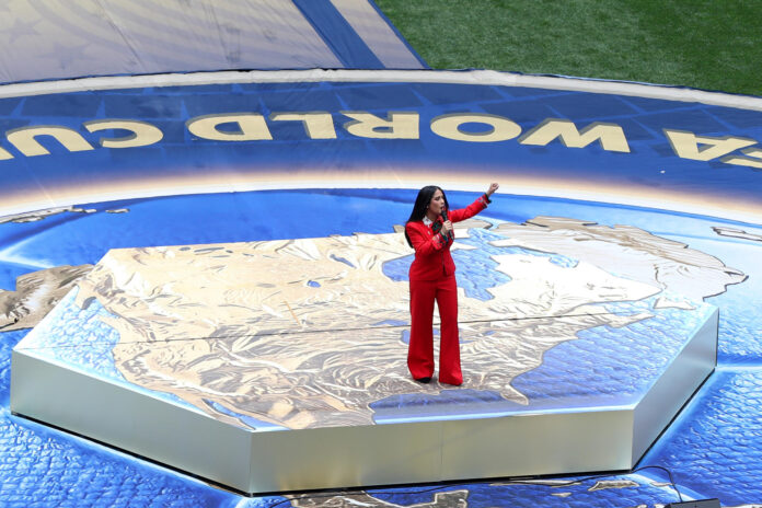 La actriz mexicana Salma Hayek habla este jueves, durante la inauguración del Mundial de la FIFA 2026 en el estadio Ciudad de México (México). EFE/ Mario Guzmán
