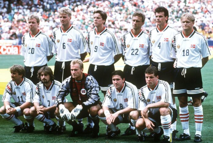La selección de Noruega que jugó el Mundial de 1994: de izquierda a derecha, primera fila: John Ivar Jakobsen (11), Erik Mykland (7), Erik Thorstvedt (1), Oyvind Leonhardsen (8), Inge Bjornebye (5); segunda fila: Henning Berg (20), Jostein Flo (6), Jan Age Fjoertoft (9), Lars Bohinen (22), Rune Bratseth (4) y Alf Inge Haland (18). EFE/ASL

