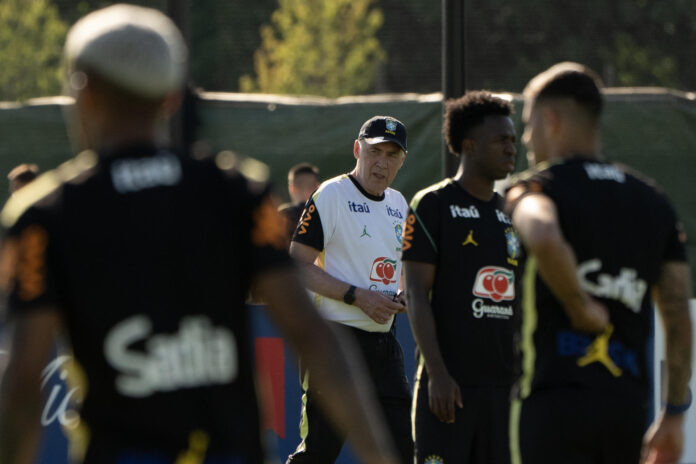 El seleccionador de Brasil, Carlo Ancelotti (c), ha dicho por activa y por pasiva que la clave del éxito para torneos cortos, como un Mundial, es la solidez defensiva. Y la Canarinha no ha demostrado tenerla hasta ahora. EFE/ Angel Colmenares
