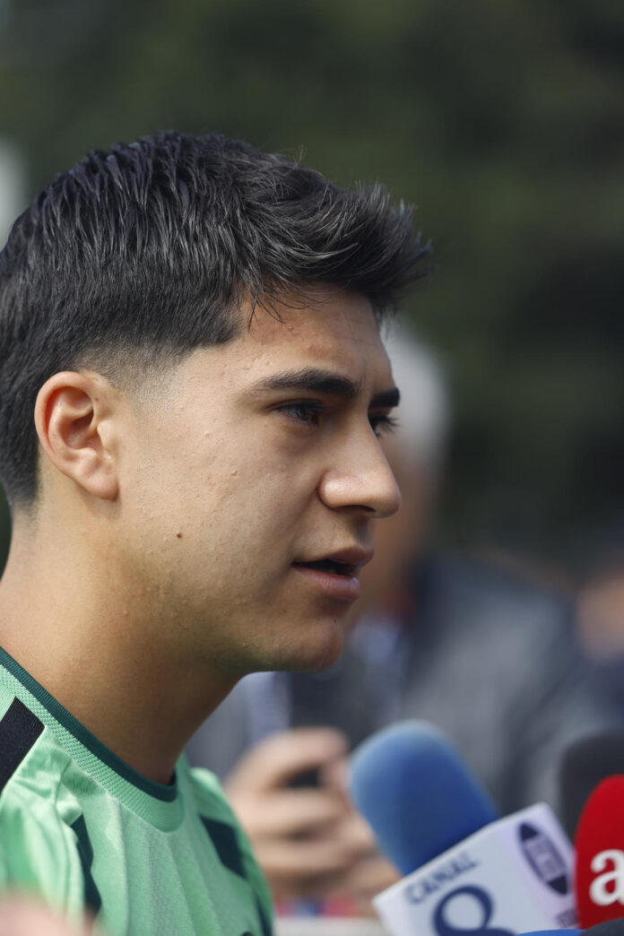 El jugador mexicano Obed Vargas durante un entrenamiento de la selección nacional de México este lunes, en el Centro de Alto Rendimiento de Ciudad de México. EFE/ Sashenka Gutiérrez
