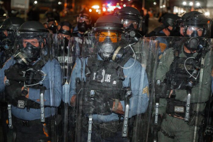 Los aledaños del centro de detención de inmigrantes Delaney Hall en Newark, Nueva Jersey, vivieron una tensa jornada en la que se encararon manifestantes a favor y en contra de las políticas migrantorias del Gobierno del presidente estadounidense, Donald Trump. EFE/ Olga Fedorova
