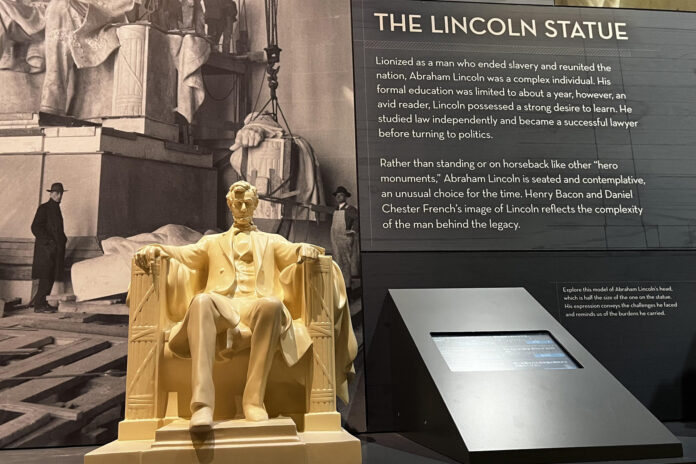 Fotografía que muestra una figura alusiva al presidente Abraham Lincoln este jueves, en Washington (Estados Unidos). EFE/Leonor Trinidad
