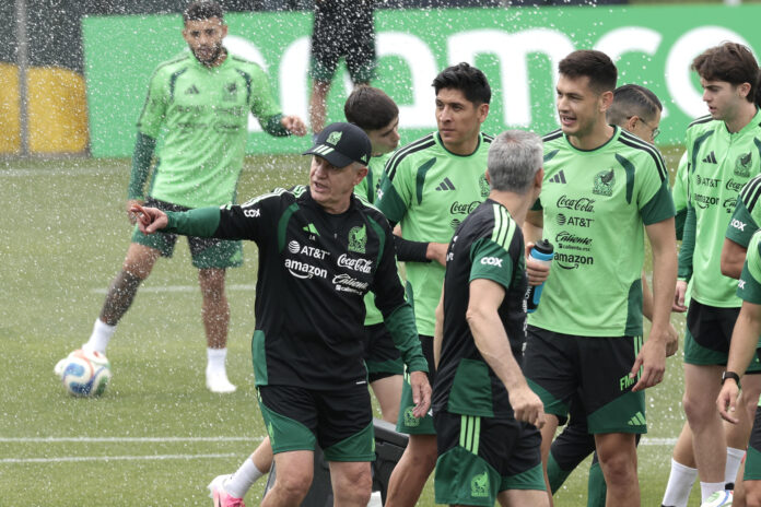El seleccionador de México, Javier Aguirre (i), participa en un entrenamiento este sábado, en el Centro de Alto Rendimiento de la Federación Mexicana de Fútbol en Ciudad de México. EFE/ José Méndez
