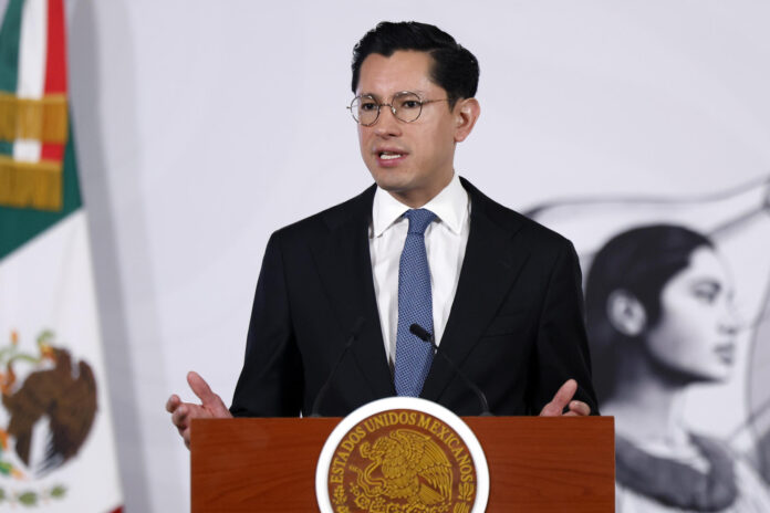 El canciller mexicano Roberto Velasco, habla este martes, durante una rueda de prensa en Palacio Nacional de la Ciudad de México (México). EFE/Sáshenka Gutiérrez
