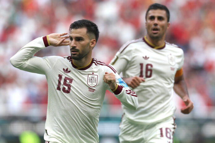 Álex Baena (d) de España celebra un gol este viernes, en un partido del grupo H del Mundial de la FIFA 2026 entre Uruguay y España en el estadio Akron en Guadalajara (México). EFE/ Francisco Guasco
