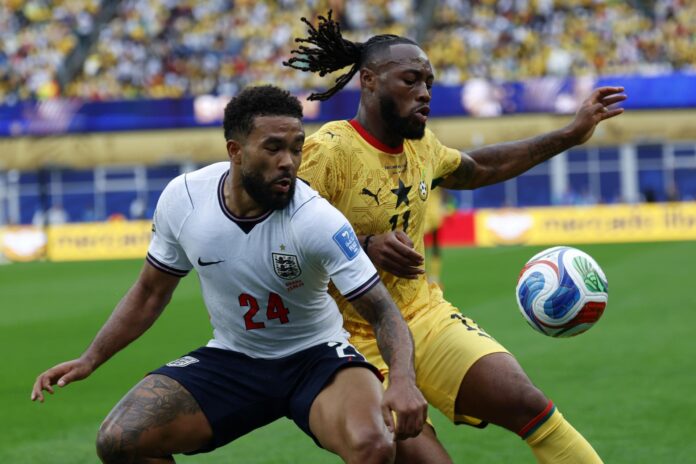 Reece James, de Inglaterra (izquierda), en acción contra Antoine Semenyo, de Ghana (derecha), durante el partido de la fase de grupos de la Copa Mundial de la FIFA. EFE/EPA/GREG M. COOPER
