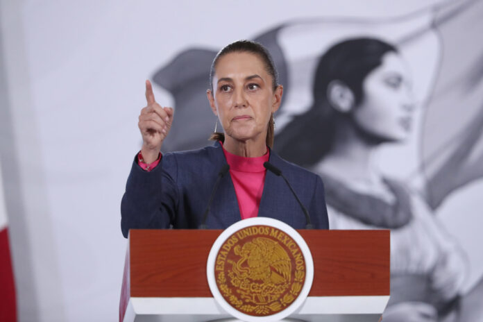 La presidenta de México, Claudia Sheinbaum, habla durante una rueda de prensa este lunes, en el Palacio Nacional de Ciudad de México (México). EFE/ Mario Guzmán
