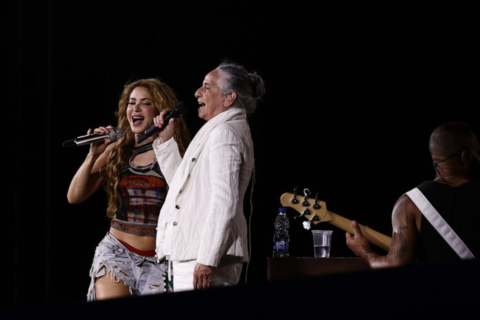 Fotografía de archivo, tomada el pasado 1 de mayo, en la que se captó a la cantante colombiana Shakira (i) y a la legendaria cantautora brasileña, María Bethânia, durante un ensayo previo al megaconcierto que ofreció la barranquillera en Río de Janeiro (Brasil). EFE/André Coelho
