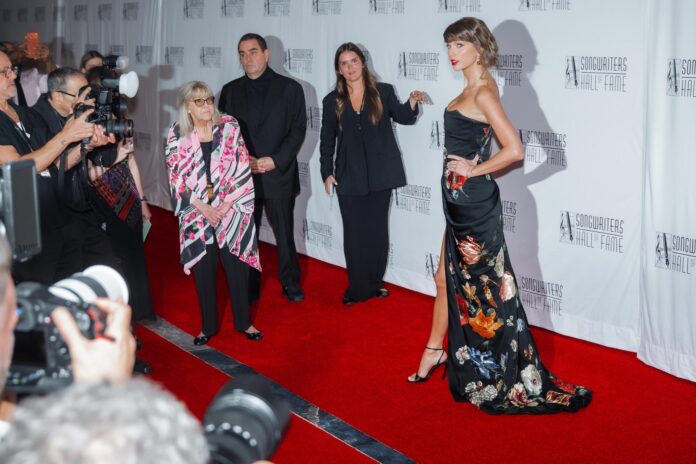 La estrella del pop estadounidense Taylor Swift posa en la alfombra roja a su llegada a la ceremonia de ingreso en el Salón de la Fama de Compositores de 2026 en Nueva York, EE. UU., el 11 de junio de 2026. EFE/EPA/OLGA FEDOROVA
