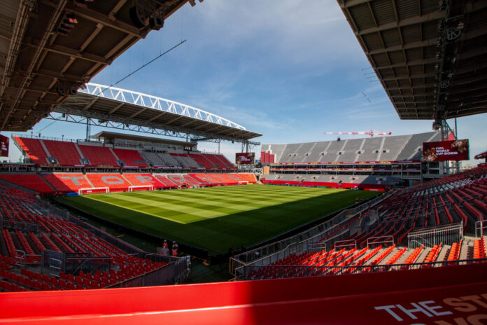 El Toronto Stadium, también conocido como BMO Field, acogerá este viernes el partido entre las selecciones de Canadá y Bosnia y Herzegovina, una oportunidad para que el conjunto dirigido por Jesse Marsch logre por fin su primera victoria mundialista. EFE/ Julio César Rivas
