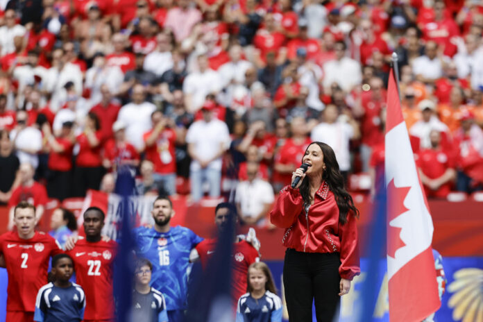 La cantante canadiense Alanis Morissette se presenta en la inauguración del Mundial de 2026, en el estadio BMO Field de Toronto (Canadá). EFE/Bienvenido Velasco
