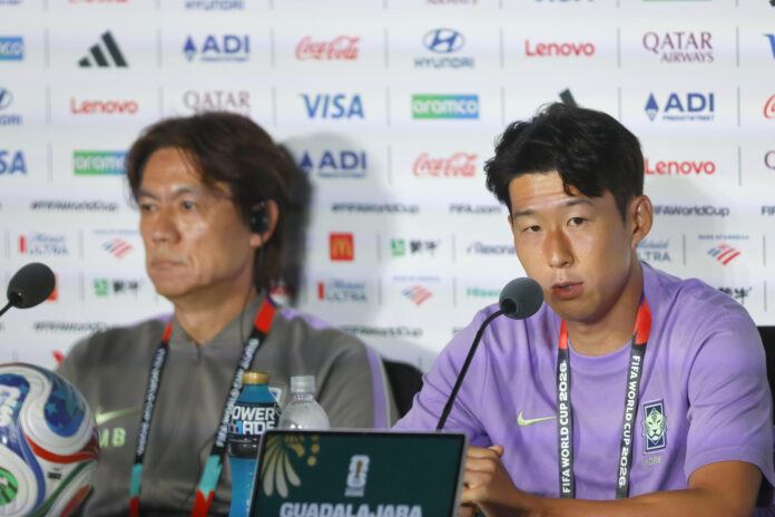 El seleccionador de Corea del Sur, Hong Myung-bo (i), y el jugador Son Heung-min asisten a una rueda de prensa este miércoles, en Guadalajara, (México). EFE/ Francisco Guasco
