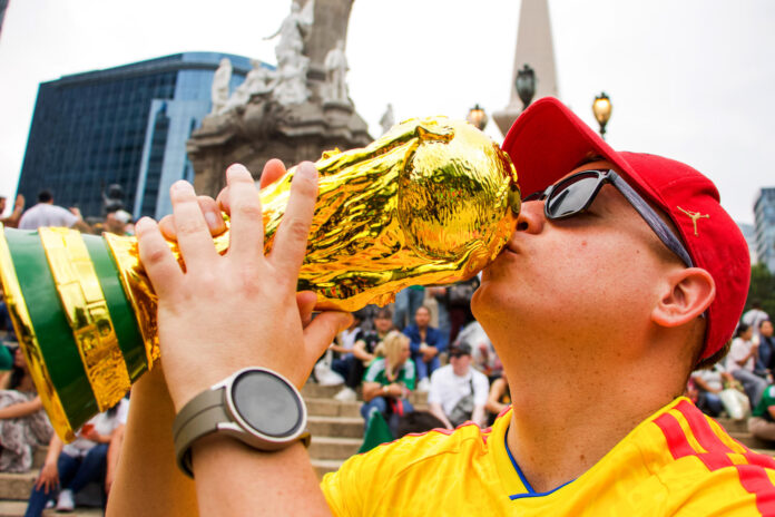 Un aficionado de Colombia posa este martes, previo al partido contra Uzbekistán durante Mundial de la FIFA 2026, este martes en Ciudad de México (México). EFE/ Tomás Cruz
