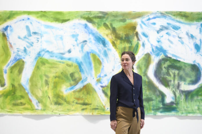 La artista palestina y británica Rosalind Nashashibi, delante de una de sus obras sobre el horror de la ocupación israelí de Gaza en la ciudad española de Vitoria. EFE/ Adrián Ruiz Hierro
