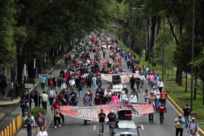 Personas se manifiestan este martes, en Ciudad de México (México). Cientos de docentes mexicanos dieron un nuevo paso en las protestas que mantienen desde hace días al organizar una marcha que tiene el objetivo de llegar al Estadio Ciudad de México (antes conocido como el Azteca), sede de la jornada inaugural del Mundial de fútbol 2026. EFE/ Madla Hartz
