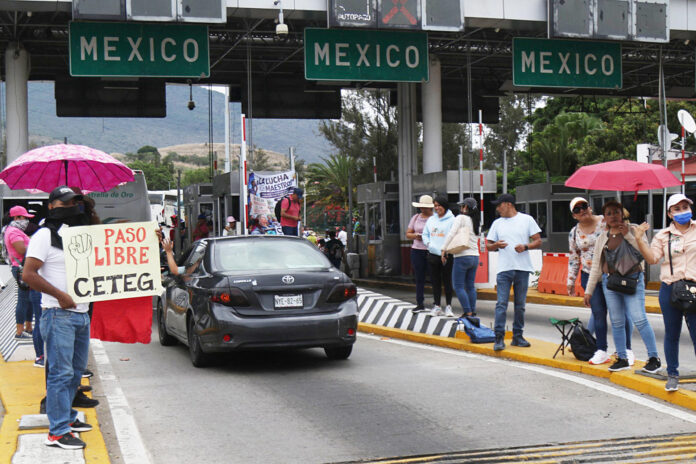 Integrantes de la Coordinadora Nacional de Trabajadores de la Educación (CNTE) se toman un peaje como parte de sus movilizaciones para exigir mejoras laborales este jueves, en Chilpancingo (México). EFE/ José Luis De La Cruz
