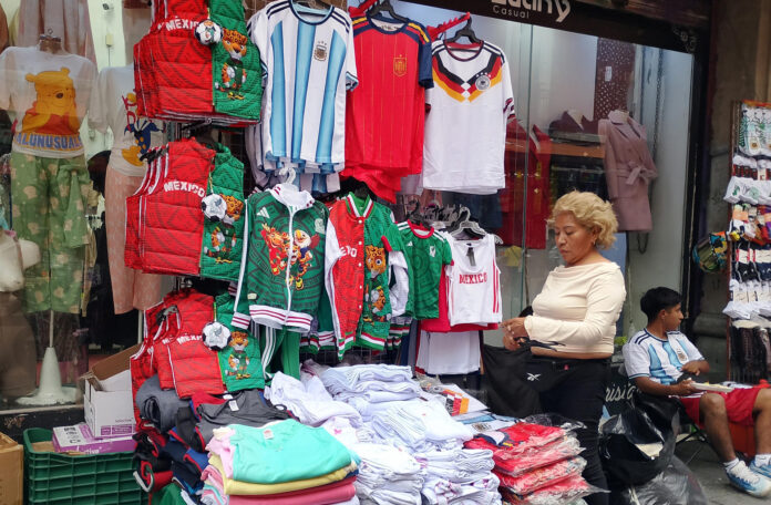 Personas venden productos en una calle este martes, en Ciudad de México (México). EFE/ Eduardo Guerra
