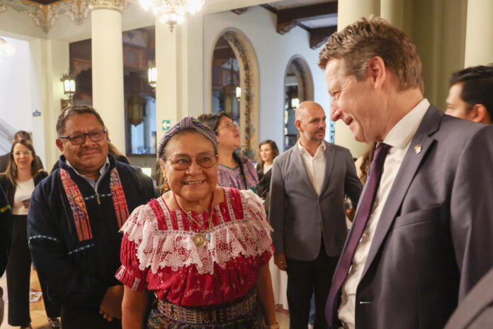 La líder indígena maya k'iche' y Premio Nobel de la Paz 1992, Rigoberta Menchú Tum (c), asiste al lanzamiento de la XXIII Feria Internacional del Libro (Filgua) este martes, en el Palacio Nacional de la Cultura en Ciudad de Guatemala (Guatemala). EFE/ Mariano Macz
