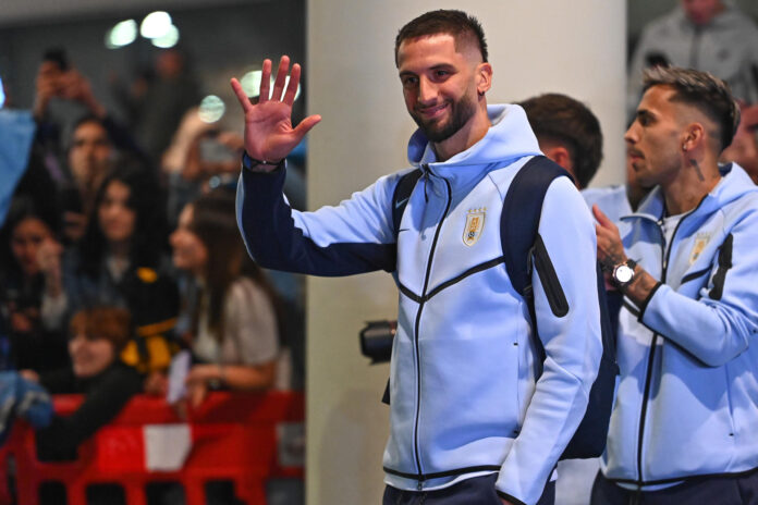 Fotografía del 9 de junio de Rodrigo Bentancur, de Uruguay, durante la despedida a la selección en el Aeropuerto de Carrasco en Montevideo. EFE/Federico Gutiérrez
