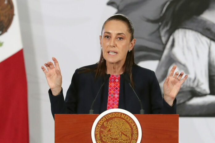 La presidenta de México, Claudia Sheinbaum, habla durante una rueda de prensa este lunes, en el Palacio Nacional de Ciudad de México (México). EFE/Mario Guzmán
