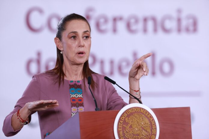 La presidenta de México, Claudia Sheinbaum, habla en una rueda de prensa este miércoles, en el Palacio Nacional de Ciudad de México (México). EFE/Mario Guzmán
