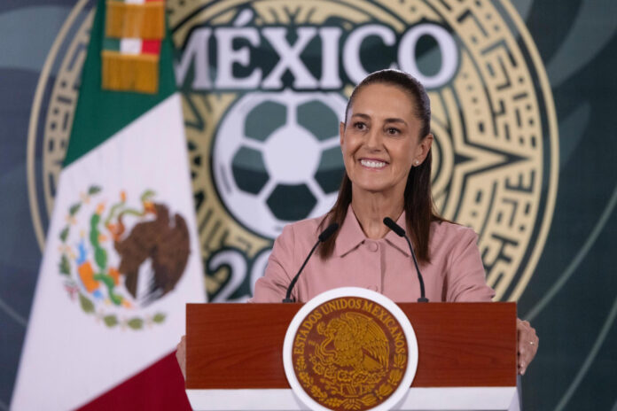 Fotografía cedida por la Presidencia de México de su mandataria, Claudia Sheinbaum, durante una rueda de prensa este jueves, en el Palacio Nacional de Ciudad de México (México). EFE/ Presidencia de México /SOLO USO EDITORIAL/NO VENTAS/ SOLO DISPONIBLE PARA ILUSTRAR LA NOTICIA QUE ACOMPAÑA (CRÉDITO OBLIGATORIO)
