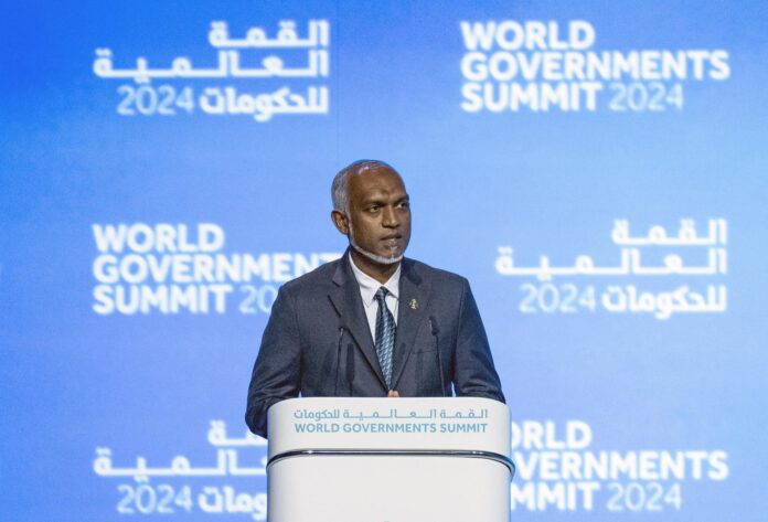 Foto de archivo del presidente de Maldivas, Mohamed Muizzu, durante una sesión de la Cumbre Mundial de Gobiernos celebrada en Dubai en febrero de 2024. EFE/EPA/STRINGER
