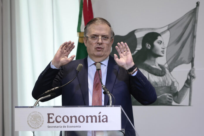 El secretario de Economía, Marcelo Ebrard, habla durante una rueda de prensa en Ciudad de México (México). Fotografía de archivo. EFE/José Méndez
