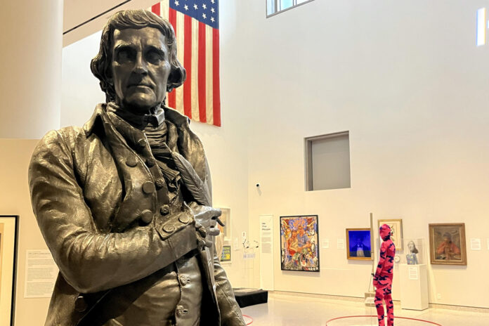 Fotografía que muestra una estatua de bronce de Thomas Jefferson, el tercer presidente de los Estados Unidos, durante la exposición 'Democracy Matters' (La democracia importa) este martes, en el museo New York Historical de Nueva York (Estados Unidos). EFE/ Nora Quintanilla
