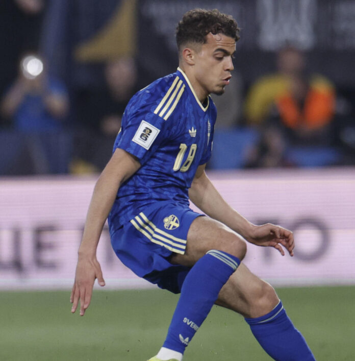 Yasin Ayari (i) aportó a Suecia dos goles en el debut mundialista frente a Túnez, la cuna de sus padres. Héroe y villano en un solo partido. EFE/Kai Forsterling
