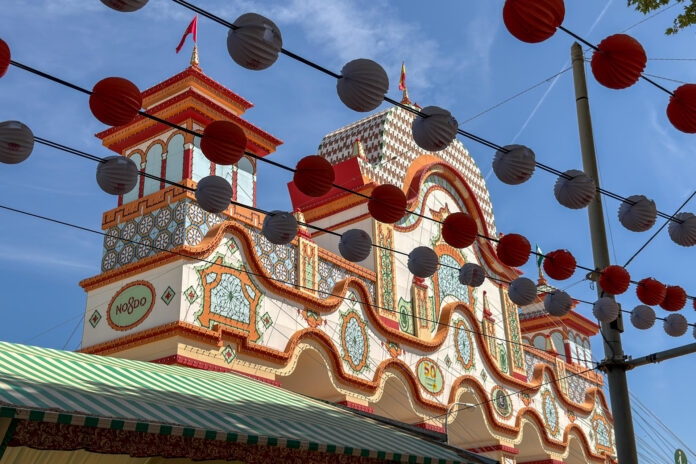 Imagen de la decoración de unos farolillos en la Feria de Abril de este año 2026. EFE/ David Arjona
