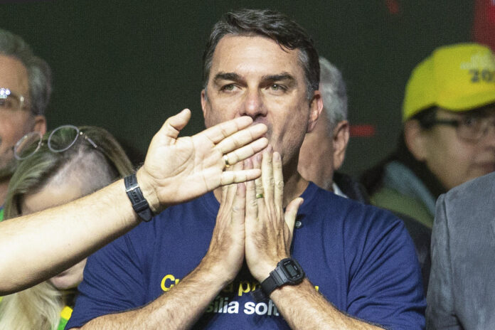 El senador brasileño y precandidato a la Presidencia de Brasil Flávio Bolsonaro reacciona durante el acto de presentación de las precandidaturas para las próximas elecciones en Brasil, en Curitiba (Brasil). EFE/ Hedeson Alves
