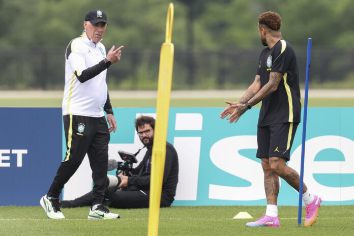 Carlo Ancelotti y Neymar durante un entrenamiento este miércoles en el centro de entrenamiento Columbia Park, como parte del Mundial de la FIFA 2026 en Morristown, New Jersey (EE.UU.). EFE/ Sebastiao Moreira
