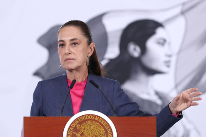 La presidenta de México, Claudia Sheinbaum, habla durante una rueda de prensa este lunes en Palacio Nacional de la Ciudad de México (México). EFE/Mario Guzmán
