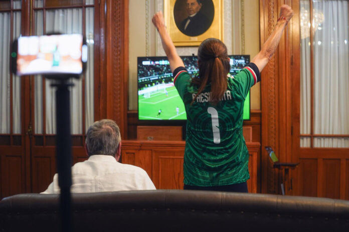Fotografía cedida por la Presidencia de México de su mandataria, Claudia Shainbaum (d), y su esposo Jesús María Tarriba, reaccionando este jueves durante el partido del grupo A del Mundial de la FIFA 2026 entre México y Corea del Sur, en Ciudad de México (México). EFE/ Presidencia de México /SOLO USO EDITORIAL/ NO VENTAS/ SOLO DISPONIBLE PARA ILUSTRAR LA NOTICIA QUE ACOMPAÑA (CRÉDITO OBLIGATORIO)
