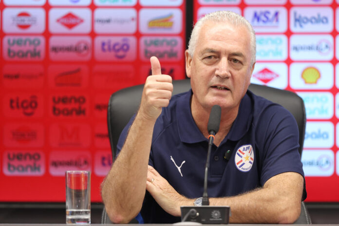 El seleccionador de Paraguay Gustavo Alfaro habla en una rueda de prensa en Ypané (Paraguay). EFE/ Juan Pablo Pino
