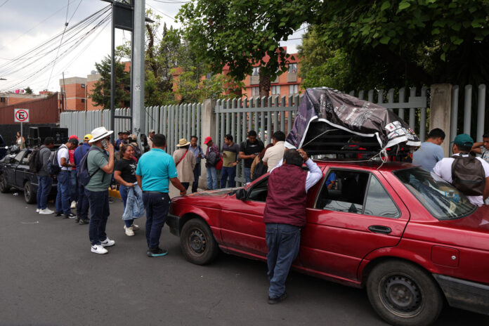 Personas identificadas como maestros Integrantes de la Coordinadora Estatal de Trabajadores de la Educación de Guerrero (Ceteg) participan en una manifestación este miércoles, en Ciudad de México (México). EFE/Madla Hartz

